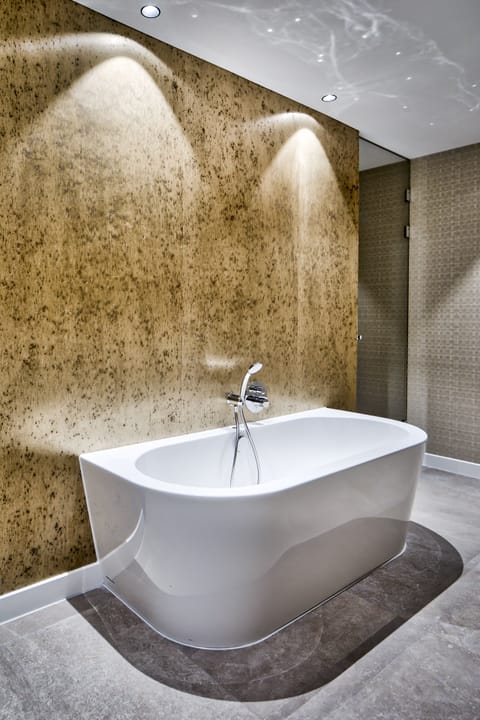 Executive Suite | Deep soaking bathtub