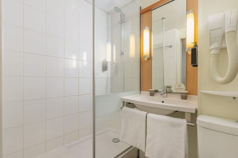 Shower, free toiletries, towels