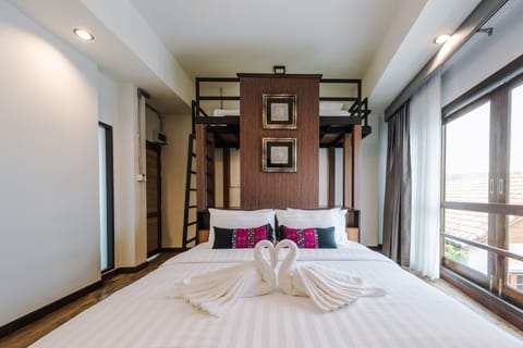 Deluxe Triple Room | In-room safe, blackout drapes, free WiFi, bed sheets