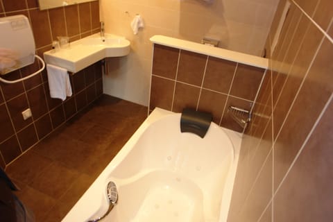 Comfort Triple Room | Bathroom | Free toiletries, hair dryer