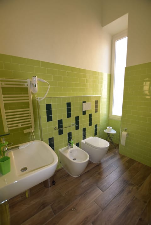 Superior Double Room, 1 Bedroom | Bathroom | Shower, free toiletries, hair dryer, bidet