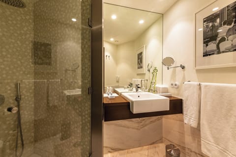 Deluxe Double or Twin Room | Bathroom | Rainfall showerhead, towels