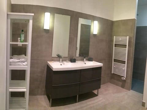 Deluxe Double or Twin Room, Private Bathroom (Grand Cour) | Bathroom