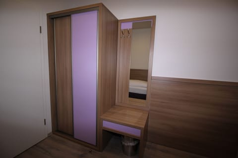 Single Room, Shared Bathroom | Room amenity