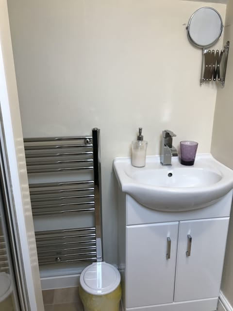 Twin Room, Ensuite (Single Occupancy) | Bathroom sink