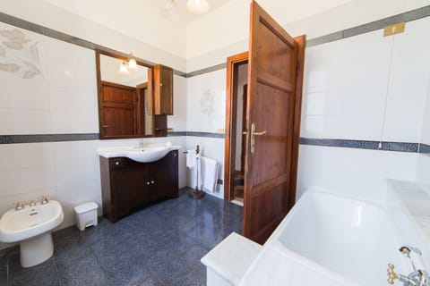 Double Room | Bathroom | Separate tub and shower, free toiletries, hair dryer, towels