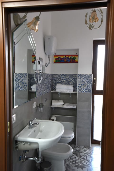 Positano Deluxe | Bathroom | Free toiletries, bathrobes, bidet, towels