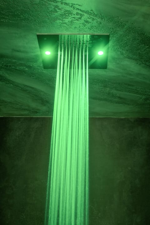 Sauna, hot tub, steam room, Turkish bath, 1 treatment room, massages