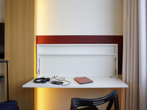 Desk, free cribs/infant beds, free WiFi, bed sheets