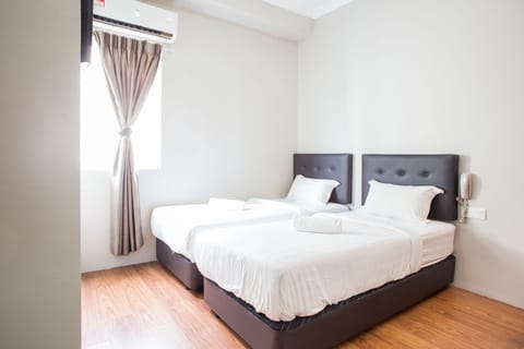 Superior Room, 2 Twin Beds | Iron/ironing board, free WiFi