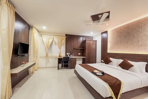 Deluxe Room, 1 Queen Bed, Accessible, City View | Premium bedding, minibar, in-room safe, soundproofing