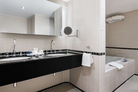 Junior Suite | Bathroom | Combined shower/tub, eco-friendly toiletries, hair dryer, towels