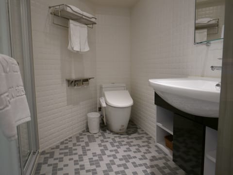 Deluxe Family Room | Bathroom | Free toiletries, hair dryer, towels