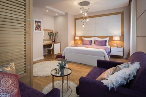 Deluxe Suite (VIP 1) | Egyptian cotton sheets, hypo-allergenic bedding, pillowtop beds, minibar