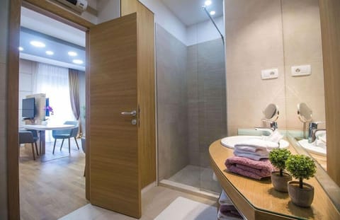 Deluxe Suite, Balcony (VIP 2) | Bathroom | Shower, designer toiletries, hair dryer, slippers