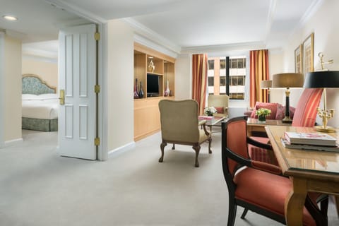 Suite, 1 Bedroom- 600 Square Feet | Premium bedding, minibar, in-room safe, desk