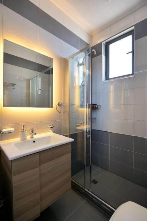 Suite, Terrace, Sea View | Bathroom | Shower, free toiletries, hair dryer, towels