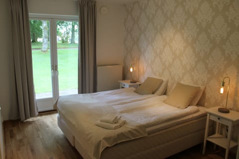 Double Room | Premium bedding, blackout drapes, iron/ironing board, rollaway beds