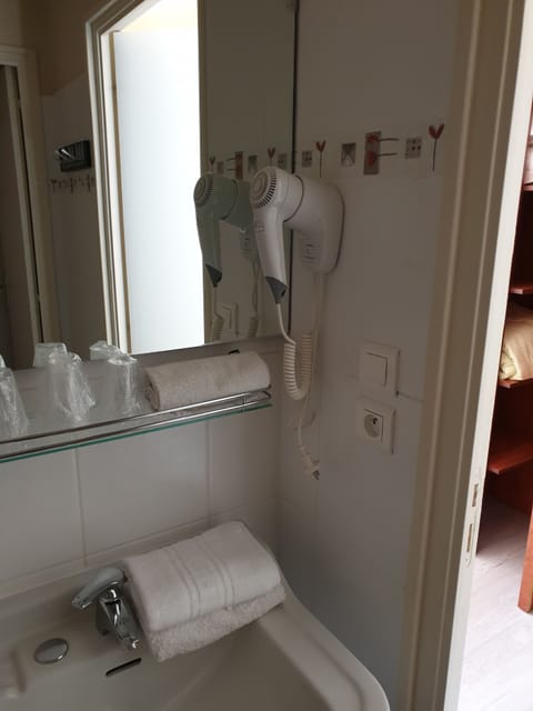 Comfort Double Room | Bathroom | Shower, free toiletries, hair dryer, towels