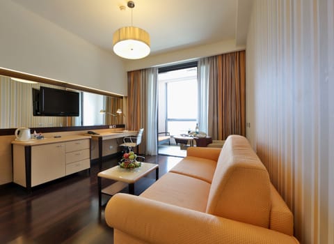 Junior Suite | In-room safe, desk, blackout drapes, soundproofing