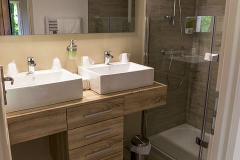 Comfort Cabin (Zen) | Bathroom | Free toiletries, hair dryer, towels