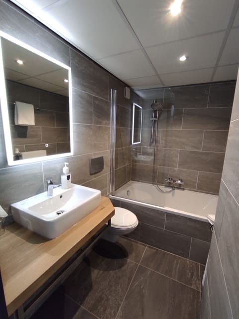 Superior Double Room | Bathroom | Free toiletries, hair dryer, towels