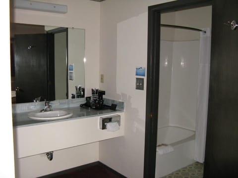 Combined shower/tub, free toiletries, hair dryer, towels