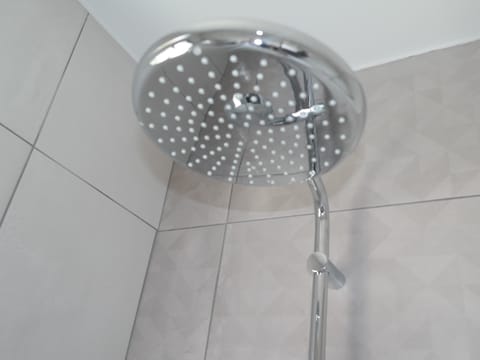 Shower, rainfall showerhead, free toiletries, hair dryer