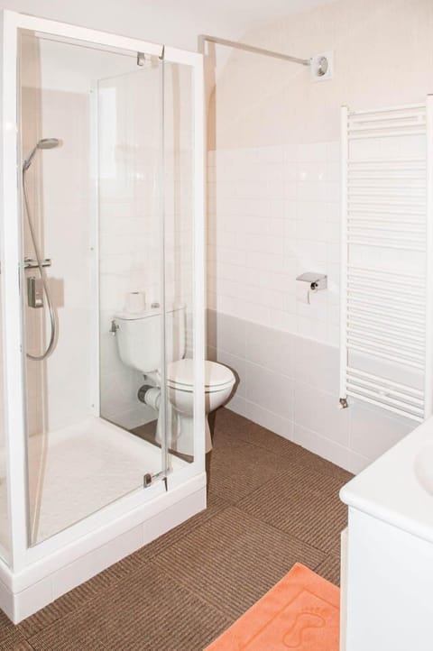 Shower, free toiletries, hair dryer, towels