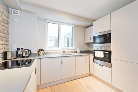 Deluxe Apartment, 2 Bedrooms, 2 Bathrooms, City View | Private kitchen | Fridge, microwave, oven, stovetop