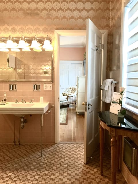 Full Suite, Fireplace | Bathroom | Combined shower/tub, designer toiletries, hair dryer, bathrobes