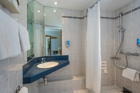 Standard Room, 1 Double Bed, Accessible Bathtub | Bathroom | Shower, hair dryer, towels