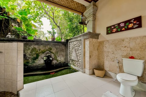 Superior Garden Tea House | Bathroom | Combined shower/tub, rainfall showerhead, free toiletries, hair dryer