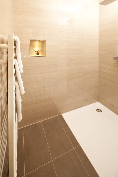 Premium Double or Twin Room | Bathroom | Free toiletries, hair dryer, towels