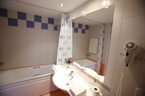 Apartment, 1 Bedroom | Bathroom | Shower, hair dryer, towels