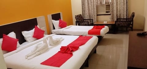 Deluxe Double Room | Desk, bed sheets