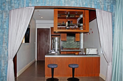 Sunrise Suite | Private kitchenette | Fridge