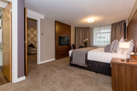 Luxury Suite | Premium bedding, iron/ironing board, free WiFi, bed sheets