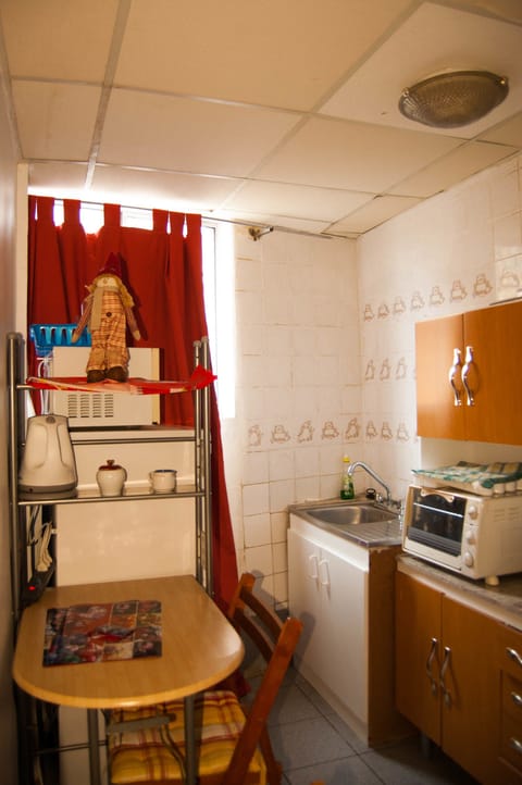 Apartment | Private kitchenette | Fridge, microwave, electric kettle, cookware/dishes/utensils