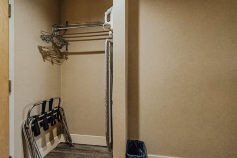 Standard Room, 1 King Bed, Non Smoking, Refrigerator & Microwave | Premium bedding, desk, laptop workspace, blackout drapes