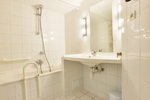 Superior Double Room | Bathroom | Shower, hair dryer, towels