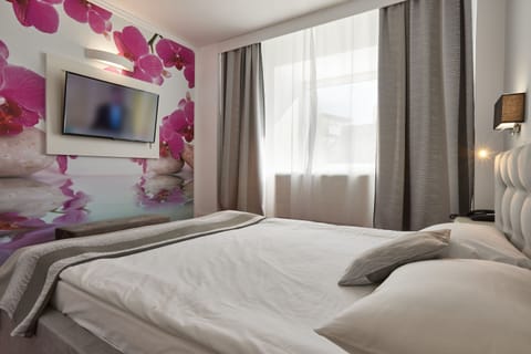 Family Suite | In-room safe, desk, free WiFi, bed sheets