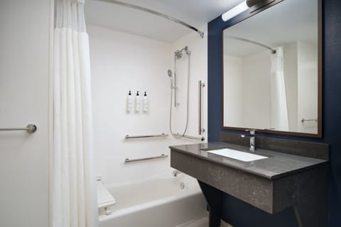 Room, 1 King Bed, Non Smoking | Bathroom | Combined shower/tub, eco-friendly toiletries, hair dryer, towels