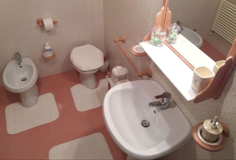 Apartment, 3 Bedrooms | Bathroom | Shower, eco-friendly toiletries, hair dryer, bidet