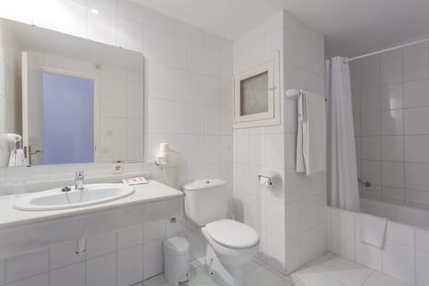 Combined shower/tub, hair dryer, bidet, towels