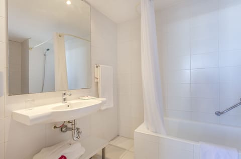 Combined shower/tub, hair dryer, bidet, towels