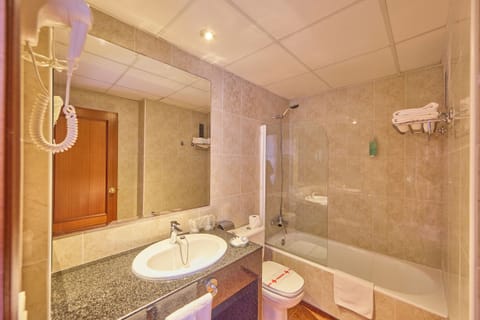 Double Room, Sea View | Bathroom | Bathtub, hair dryer, towels