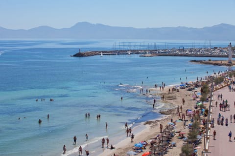 Beach nearby, white sand, beach towels