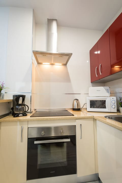 Apartment, 3 Bedrooms, Terrace, Garden View (8 pax) | Private kitchen | Full-size fridge, microwave, oven, stovetop