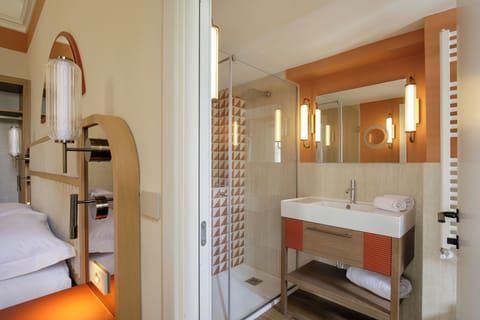 Deluxe Room, 1 King Bed | Bathroom | Shower, free toiletries, hair dryer, bidet